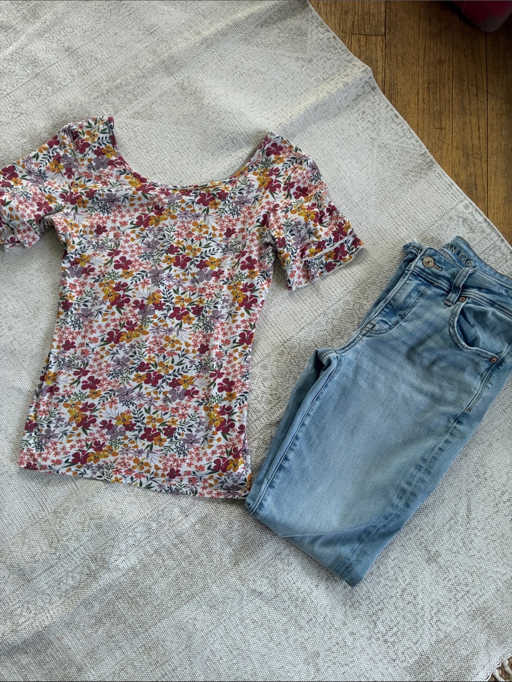 Amour Vert White Floral, scoop neck Top with Pink, Yellow and Green Print. Sz sm